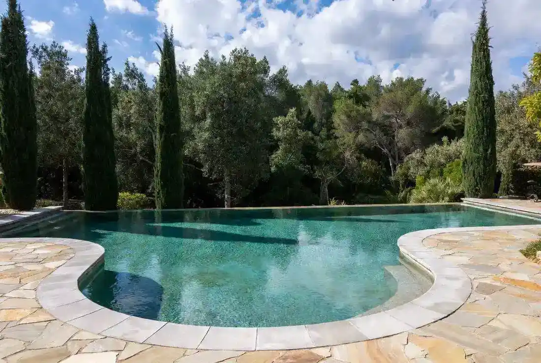 Piscine à débordement avec vue panoramique — Réalisation Hérault