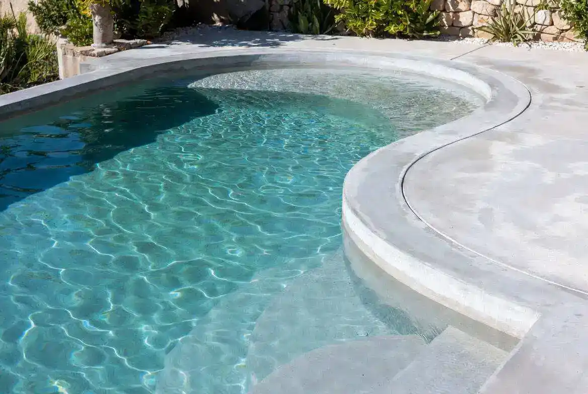 Piscine béton contemporaine avec plage immergée — Robert Gil Hérault