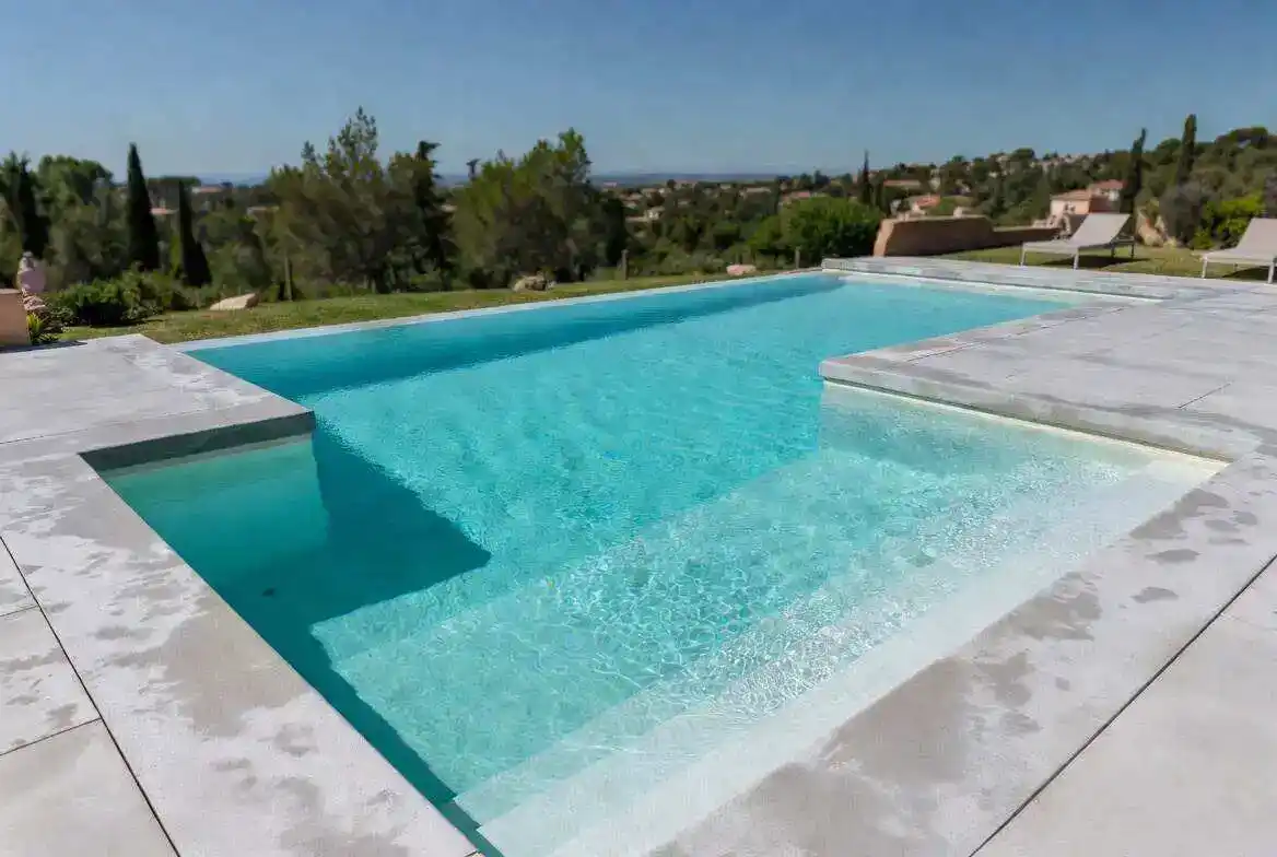 Piscine sur mesure avec escalier et terrasse béton — Réalisation Hérault